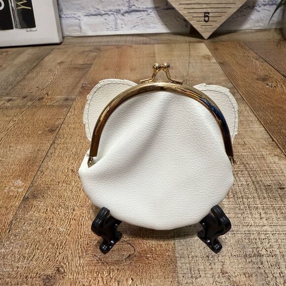 Bioworld
Harry Potter Hedwig Letter to Hogwarts Kiss Lock Coin Pouch - Picture 2 of 9